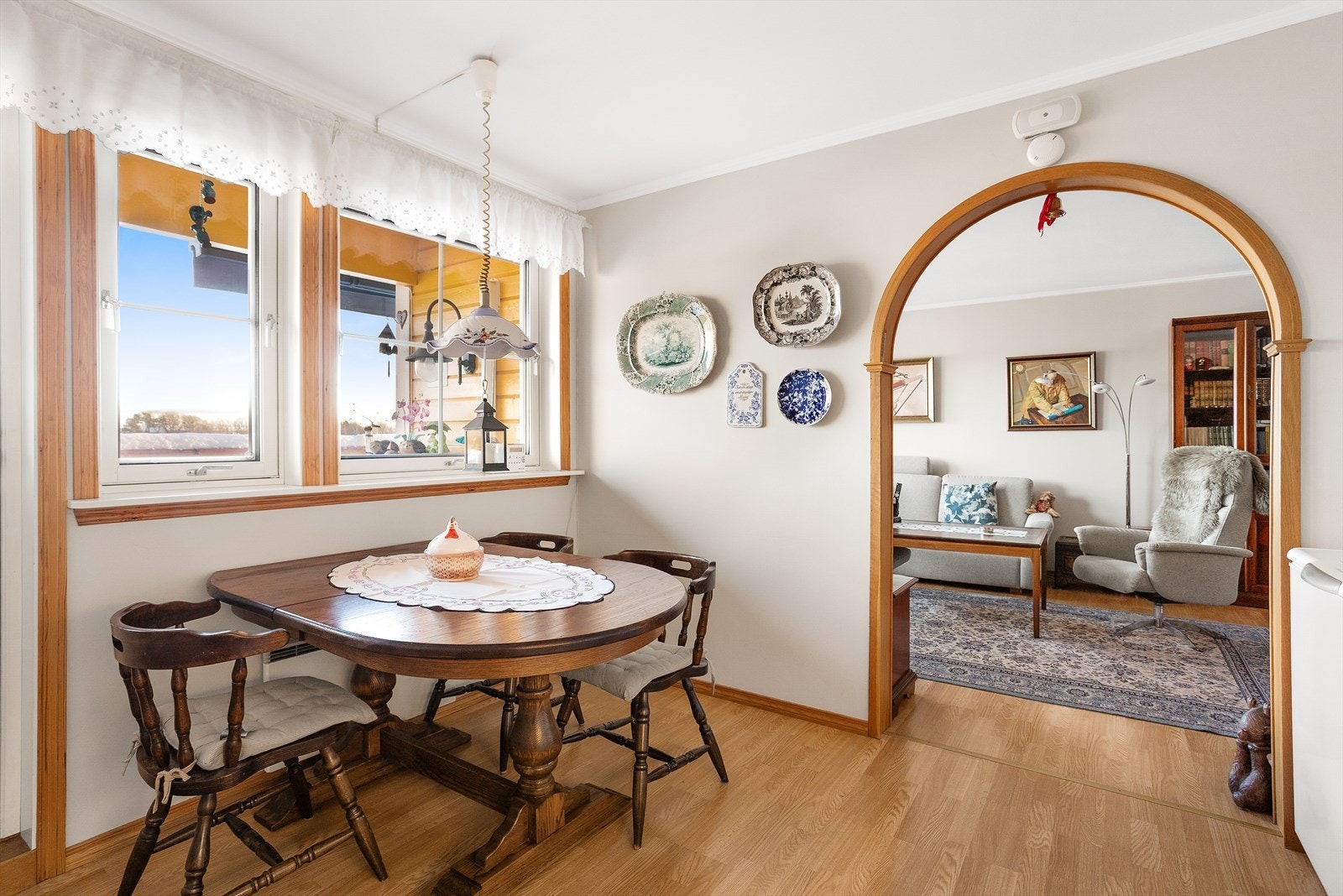 Vindu på kjøkkenet sørger for gode lysforhold. Galleribilde