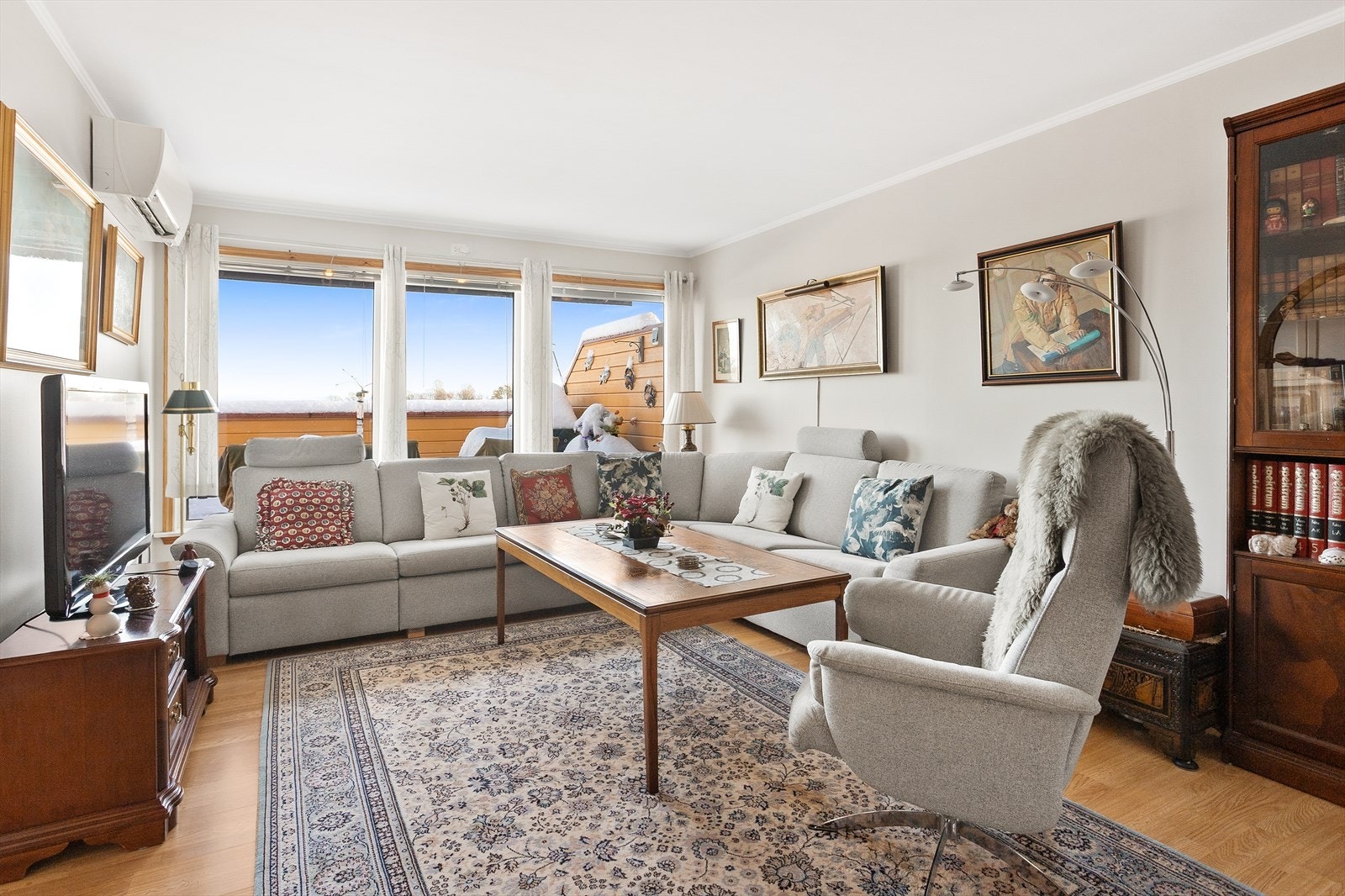 Det er installert luft/luft varmepumpe som bidrar til energieffektiv oppvarming og et godt inneklima. Galleribilde