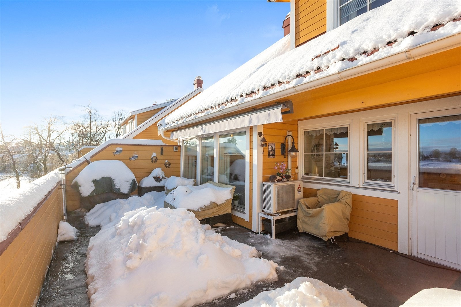 Romslig terrasse på ca. 28 m² med lite innsyn og flott utsikt. Galleribilde
