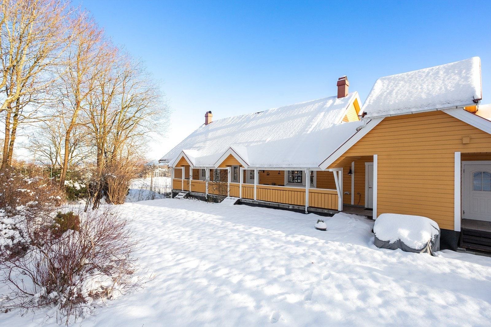 Beboerne disponerer en hyggelig felles plen. Uteområdene bidrar til et trivelig bomiljø. Galleribilde