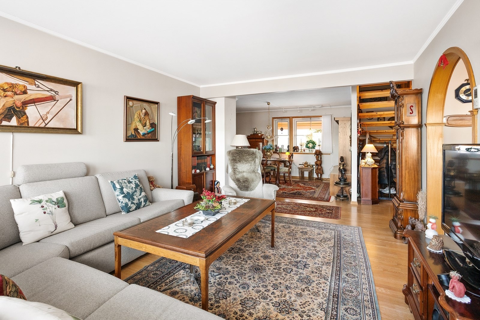 Rommet har gode møbleringsmuligheter og gir plass til både sofagruppe, spisebord og øvrig møblement. Galleribilde