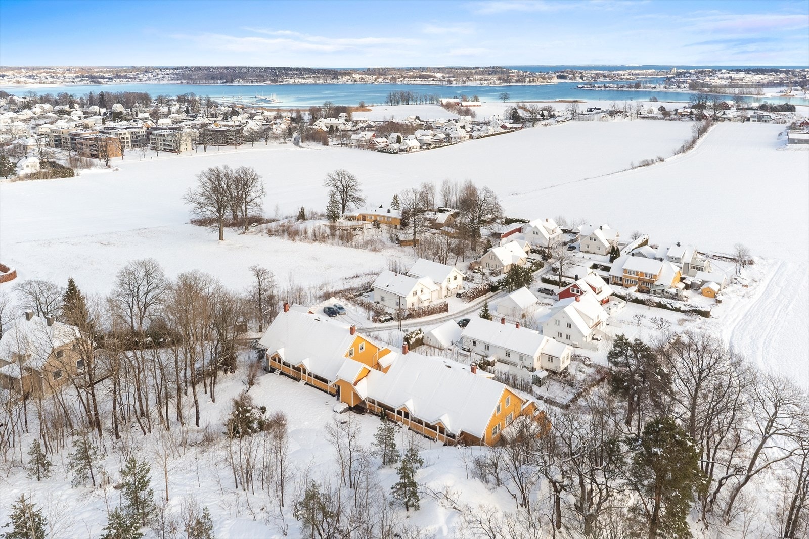 Fra eiendommen er det gangavstand til barneskole, ungdomskole på Teigar, barnehager, flere typer forretninger, bank/post, idrettsplass, badeplass, båthavn og Teieskogen med flotte turområder og lysløype vinterstid. Galleribilde