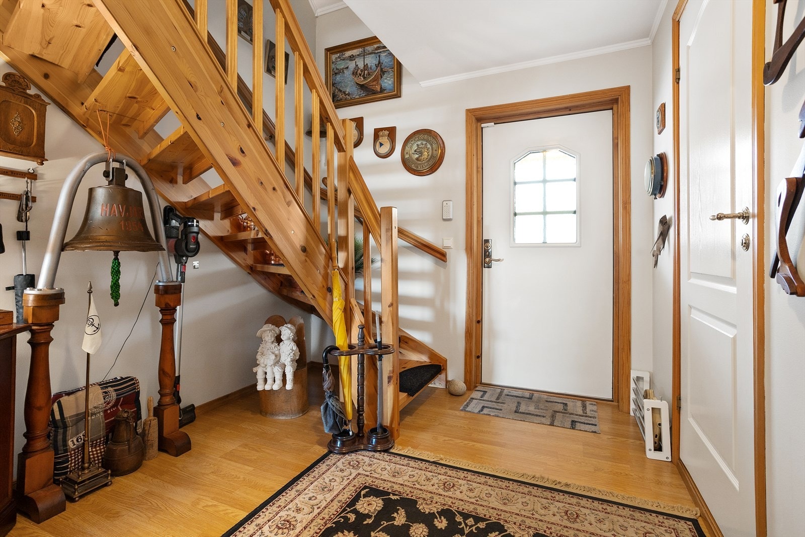 Vel inne ankommer man leilighetens entré med god plass til oppbevaring av yttertøy og sko. Galleribilde