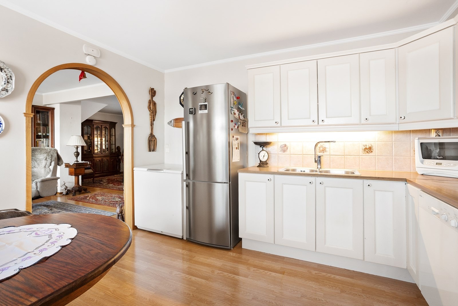 Kjøkkenet byr på rikelig med benke- og skapplass, og det er plass til kjøkkenbord. Galleribilde