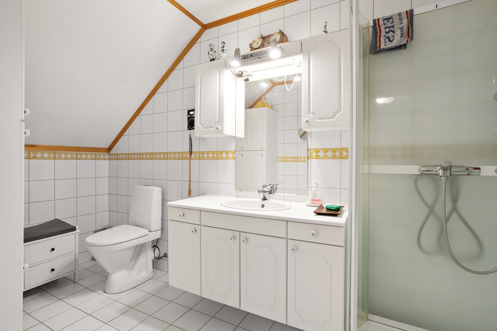 Badet er innredet med nedfelt servant, toalett og dusjkabinett. Galleribilde