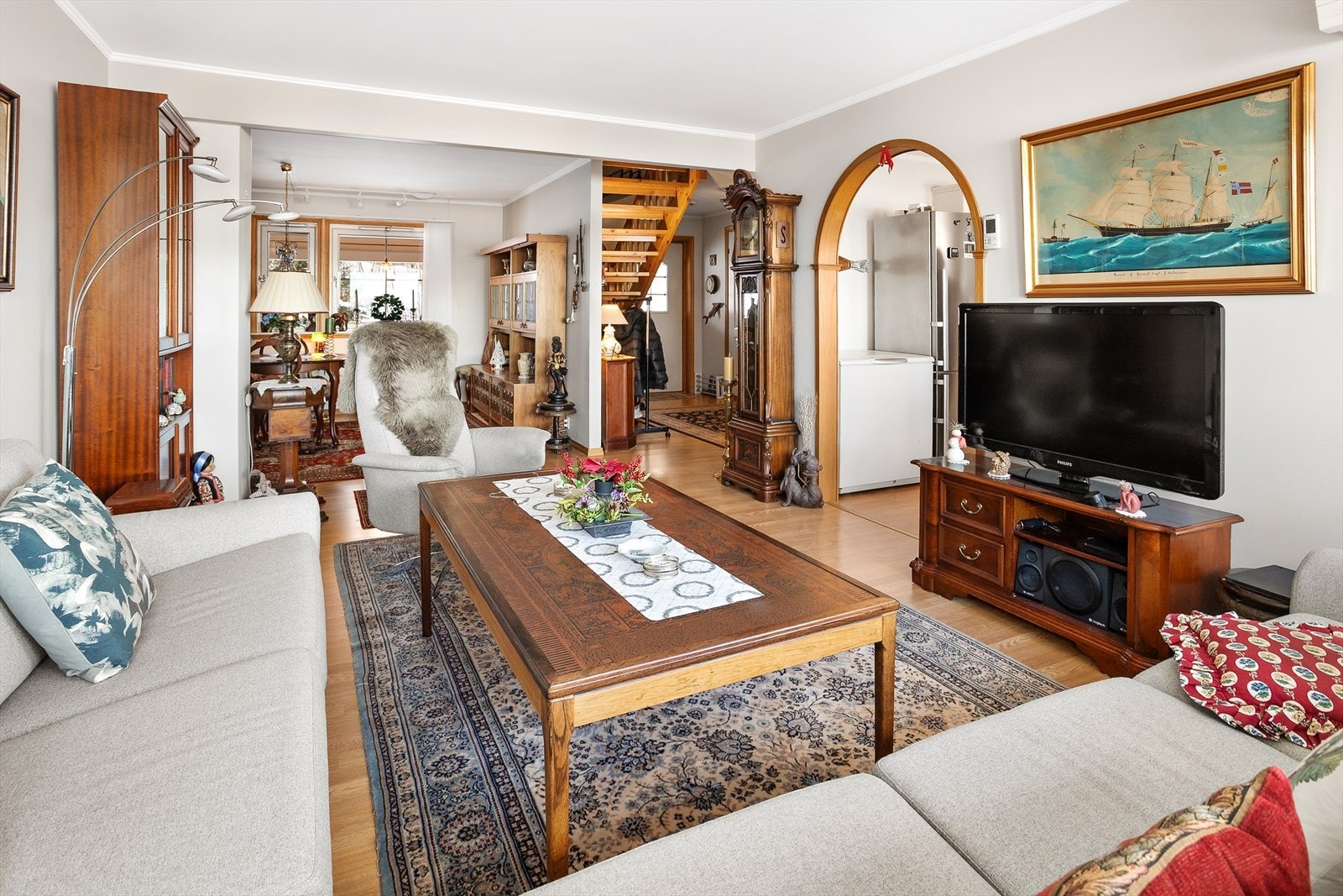 Leiligheten har gulv av laminat og belegg, vegger og himlinger av malte plater. Galleribilde