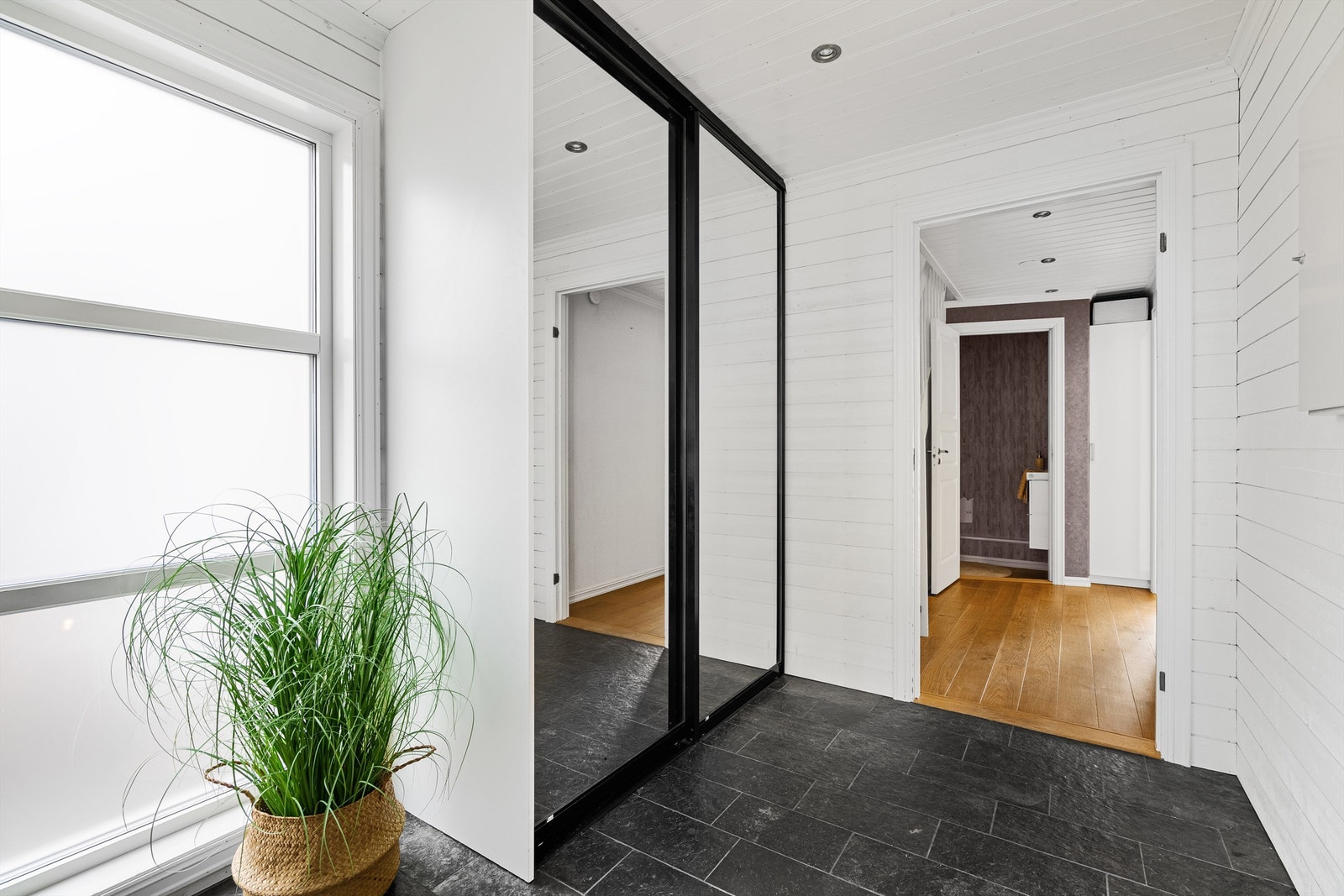 Det er skyvedørsgarderobe med speilfronter, og god oppbevaringsplass. Galleribilde