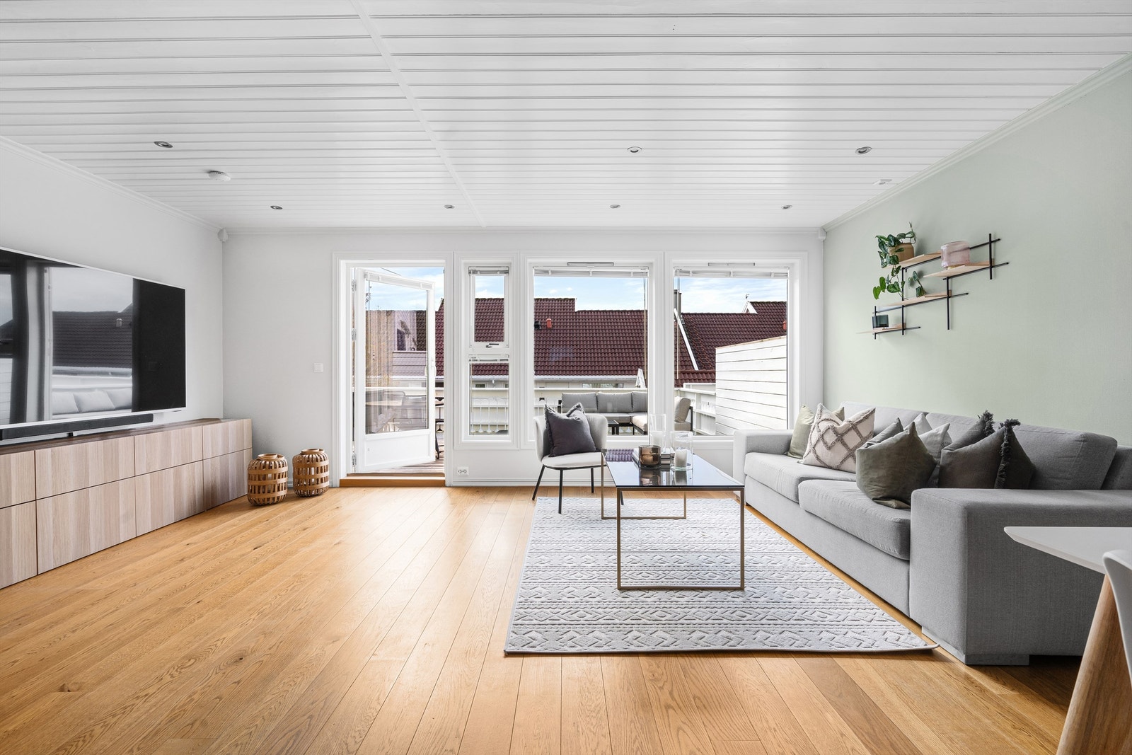 Store vindusflater ut mot terrasse. Galleribilde