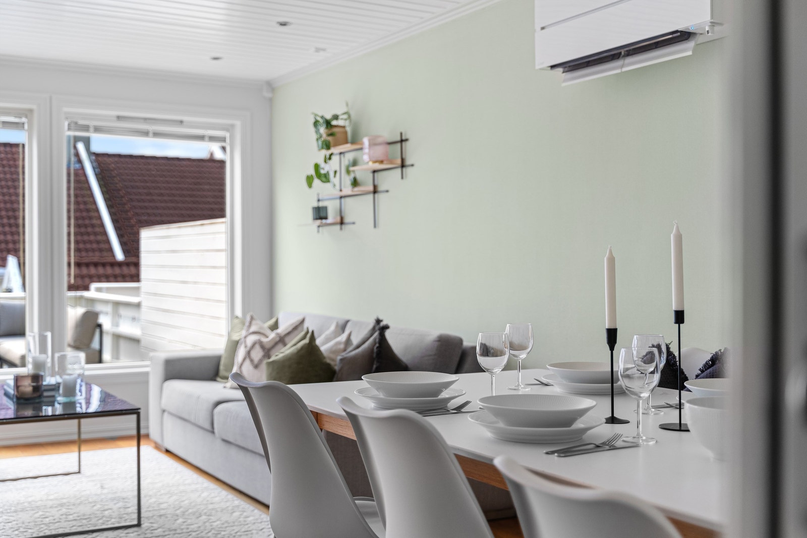 Stue er enkel å møblere med både salong og spisebord. Galleribilde