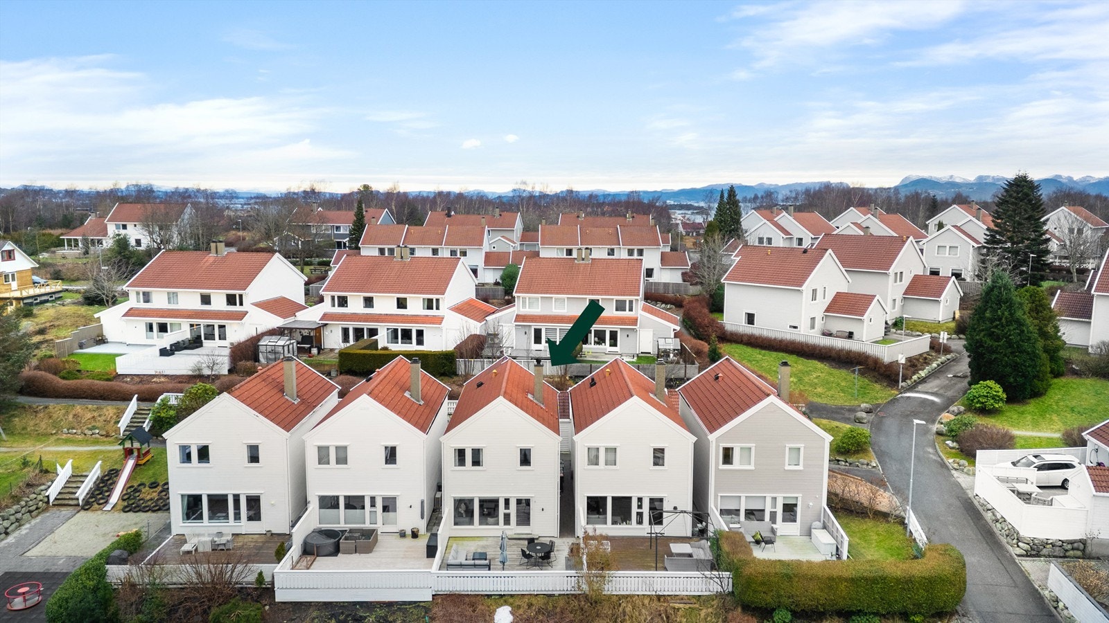 Innholdsrikt rekkehus i barnevennlig område m/3 sov, kontor, bad, wc og stort kjøkken. Garasje, terrasse og 2 boder. Galleribilde
