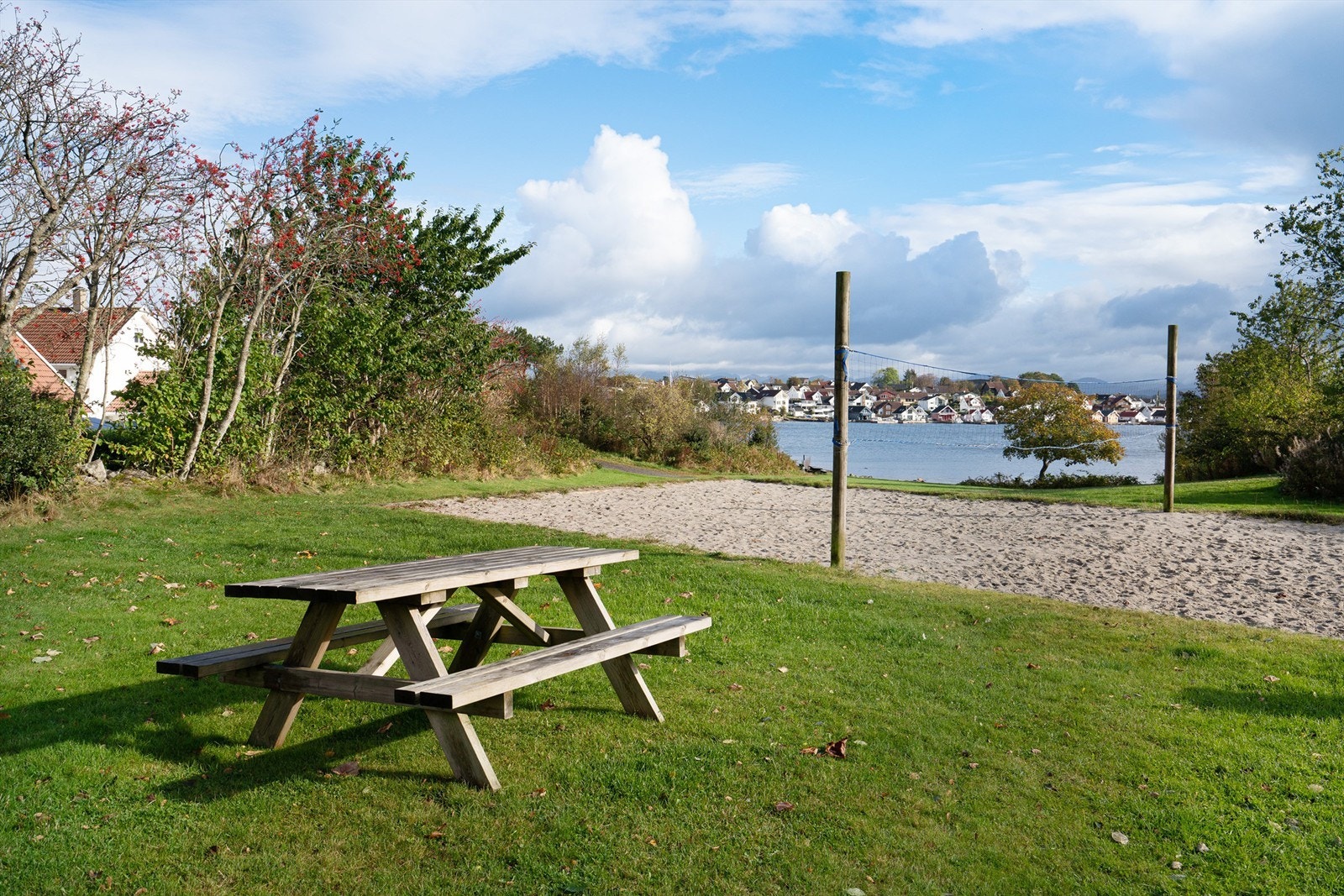 Det er fine tur-og bademuligheter i gangavstand fra boligen. Galleribilde