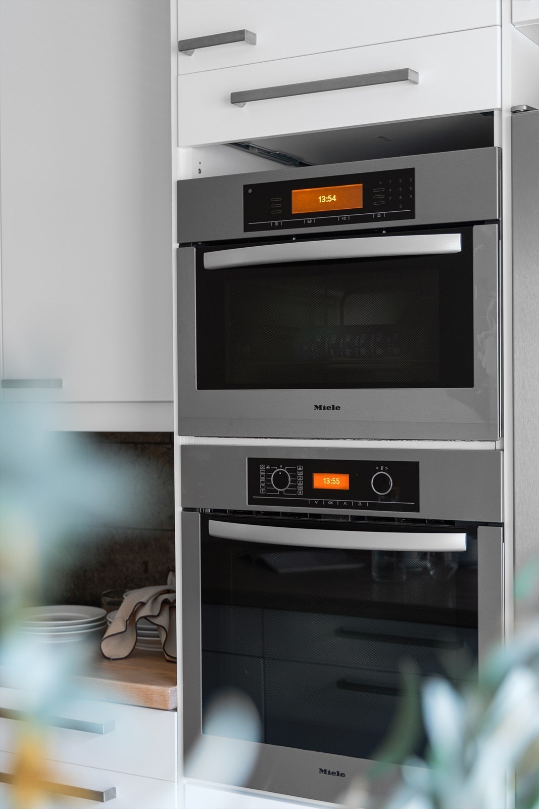 Det er integrert oppvaskmaskin, komfyr, dampovn, fryseskap og kjøleskap. Hvitevarer på kjøkken medfølger handelen. Galleribilde