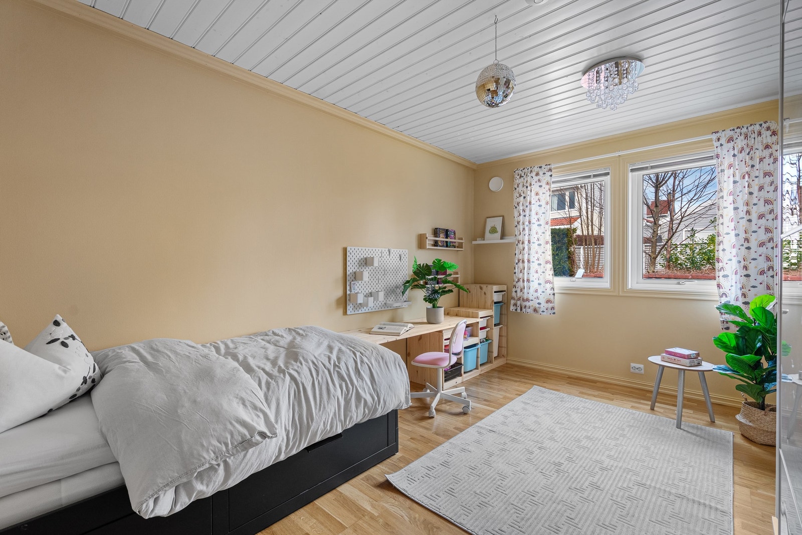 Stort og romslig soverom III med garderobeskap, og plass til både seng og skrivepult. Galleribilde