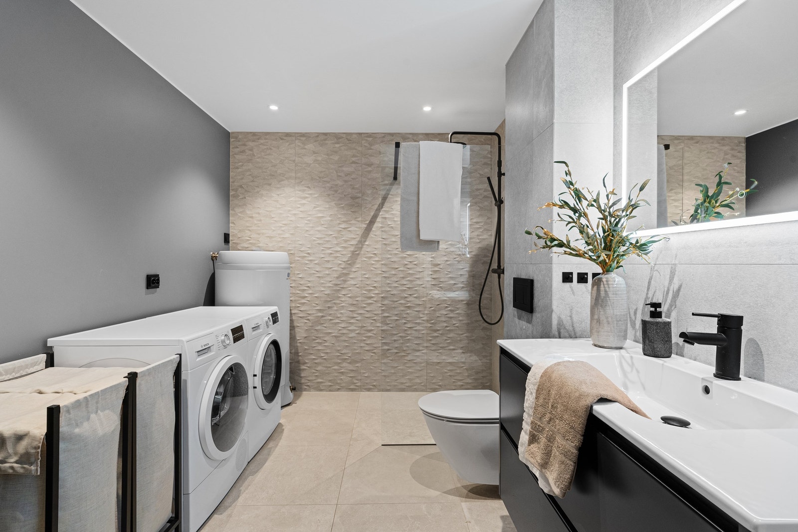 Bad er lekkert og moderne, fliser på deler av veggene og på gulv. Bad ble pusset opp i 2021 av fagfolk. Galleribilde