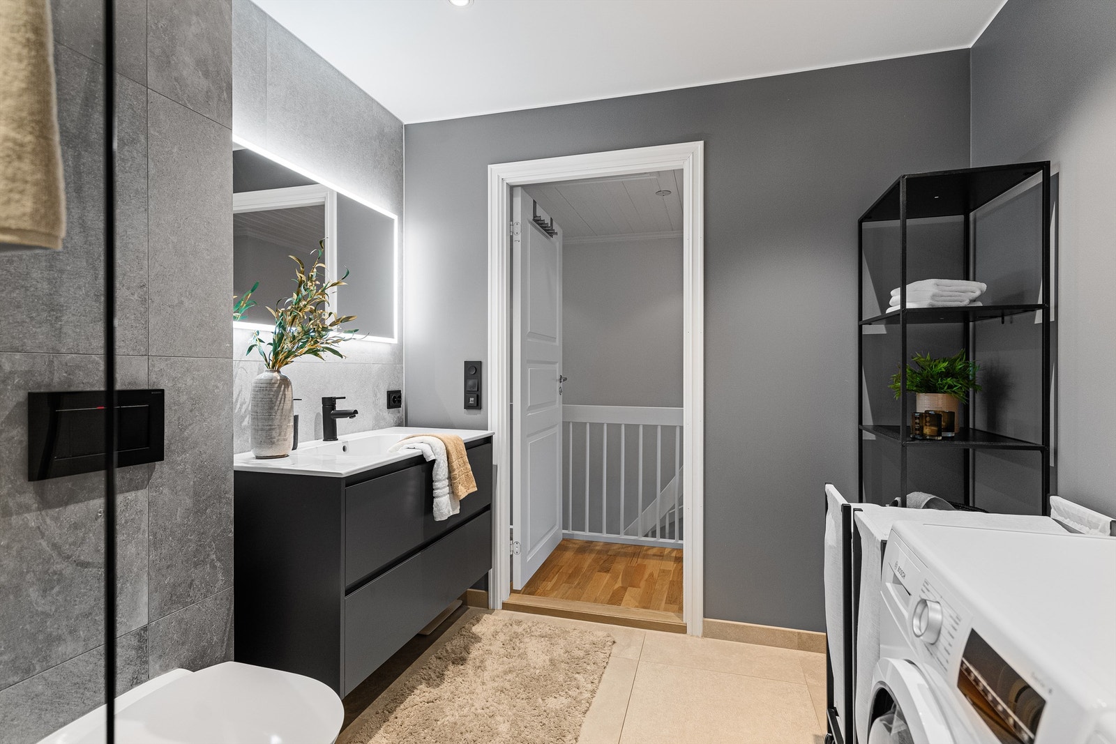 Servant med skuffer og stort speil på vegg. Galleribilde