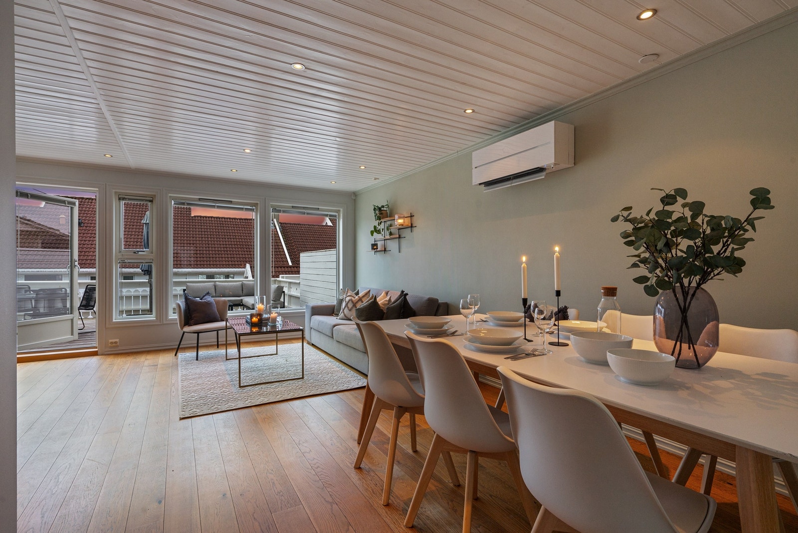 Spotter i tak gir fin belysning i rommet dag og kveld. Galleribilde