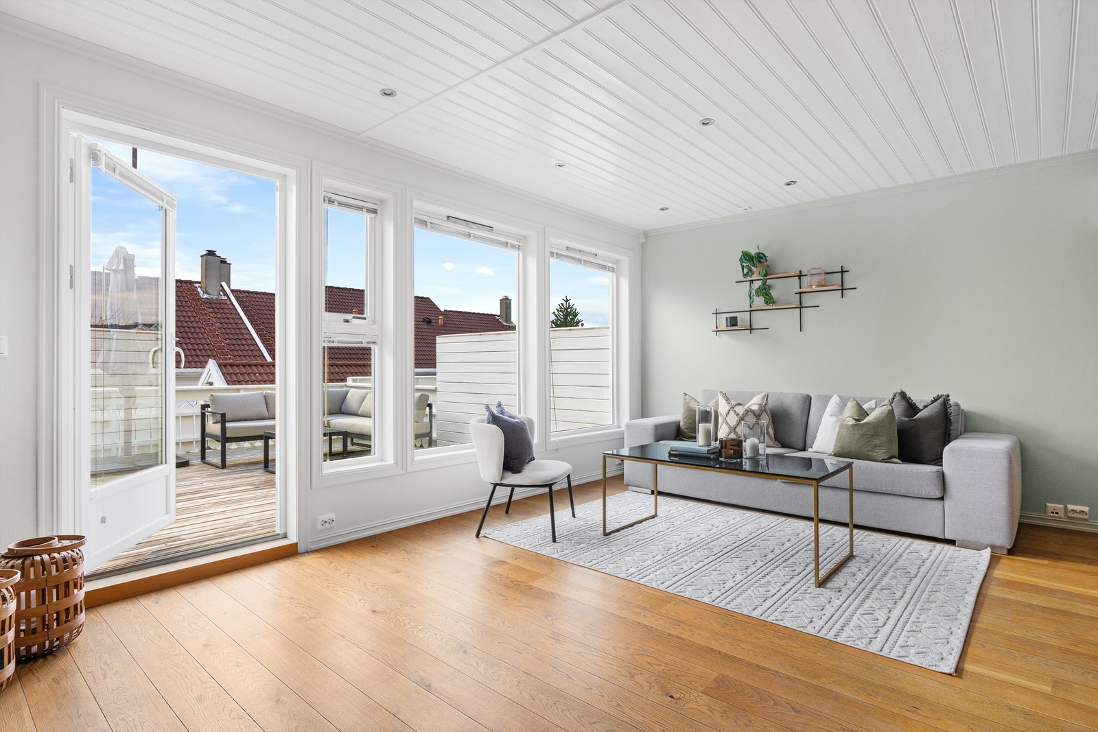 Utgang til terrasse på 38 kvm fra stue. Galleribilde