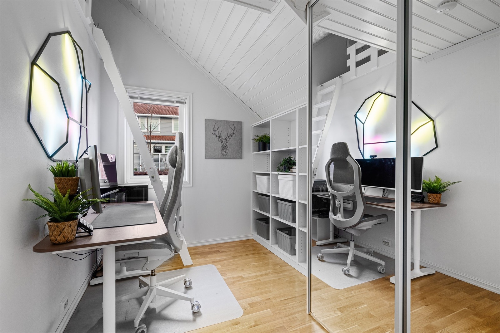 Kontor har god plass til skrivepult og hyller. Det er hems på dette rommet, som noen har brukt som gjesterom. Hems er mål til 4 kvm, men er ikke tatt med i boligens areal pga takhøyde. Galleribilde