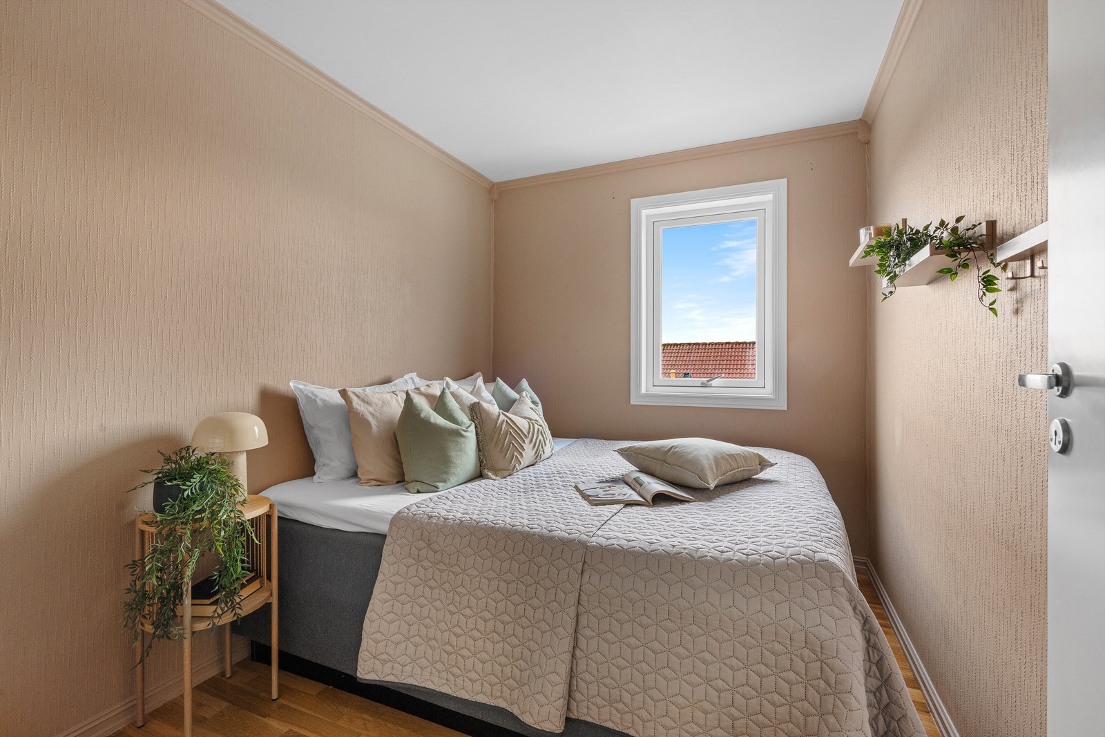 Soverom I med plass til dobbeltseng. Dette rommet er det minste av de tre soverommene. Galleribilde