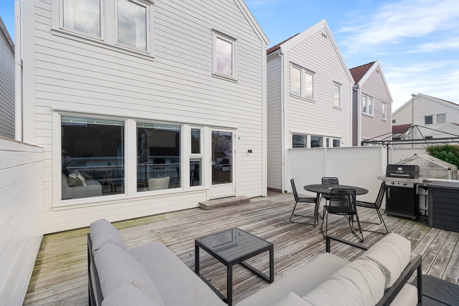 Terrasse med gode møbleringsmuligheter. Galleribilde