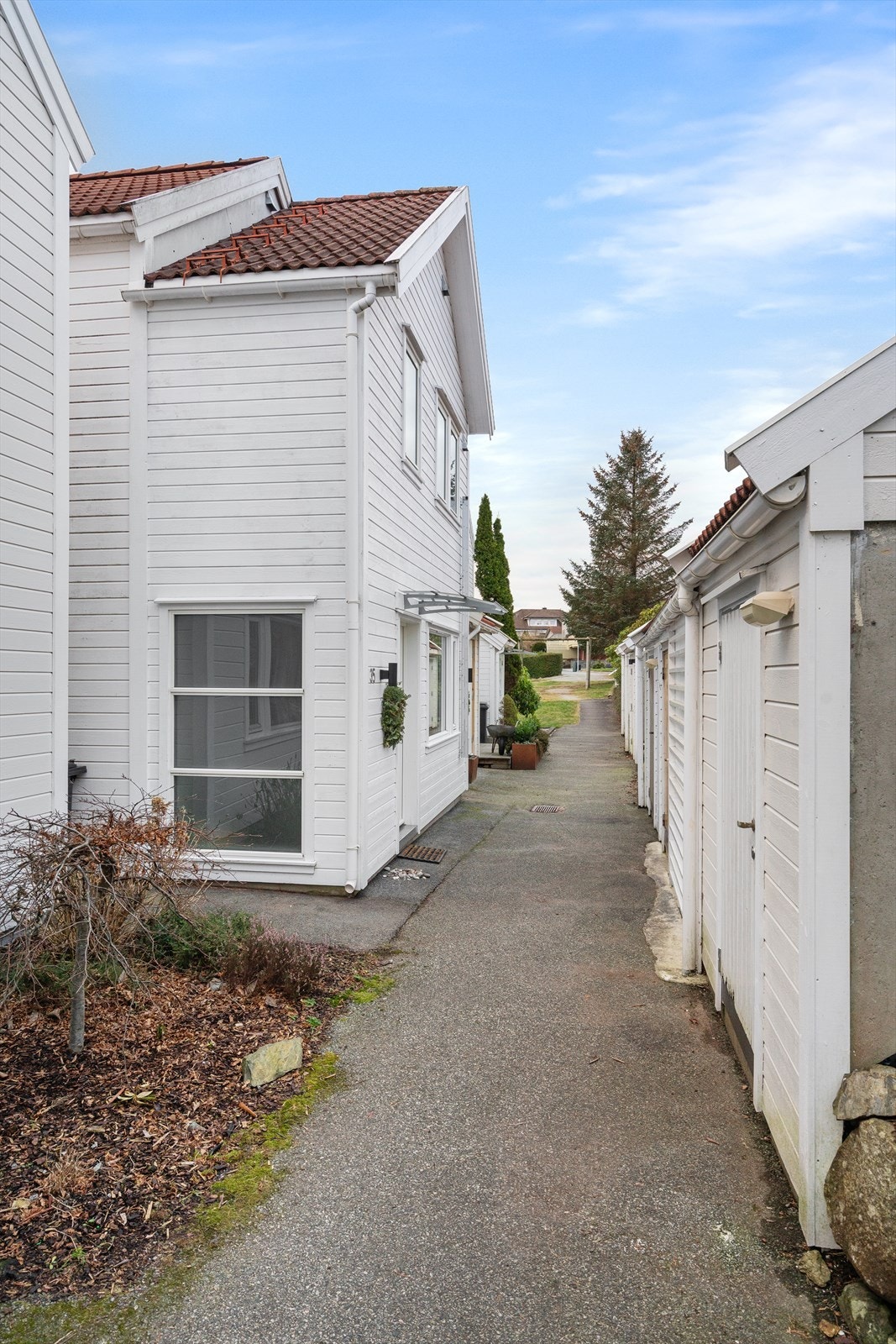 Boligen ble bygget på i 1995. Beliggende i bilfri og rolig gate. Galleribilde