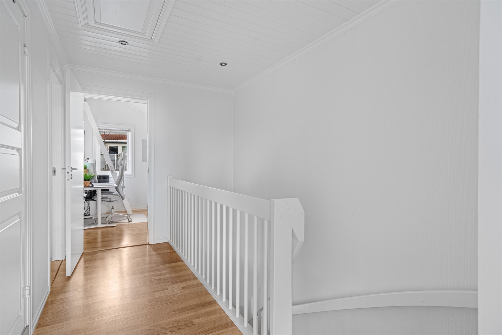 I boligens øverste etasje finner man tre soverom av god størrelse, kontor med hems og flott nyoppusset bad fra 2021. Luke opp til loft fra gang. Galleribilde