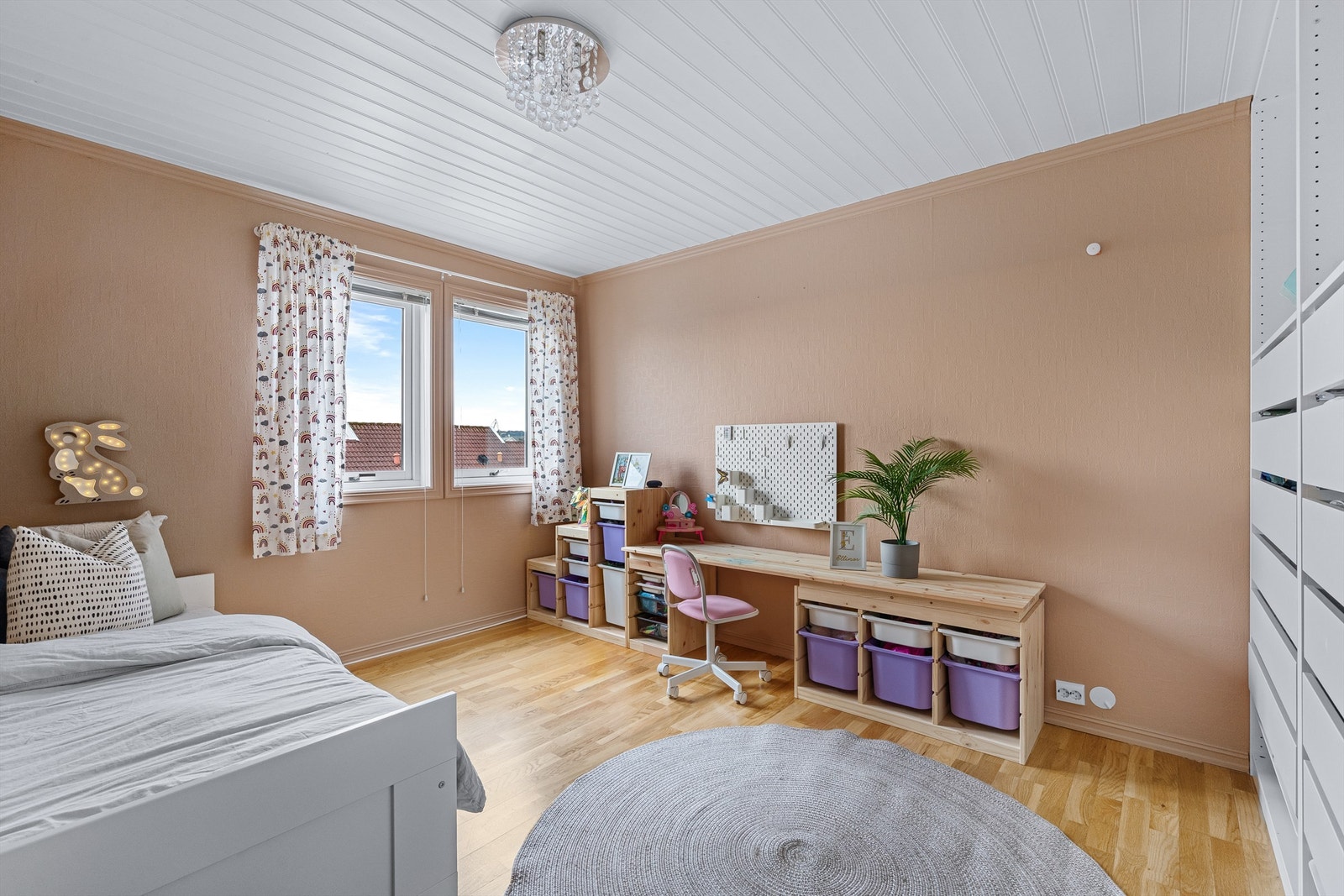 Stort og romslig soverom II med garderobeskap, og plass til både seng og skrivepult. Galleribilde