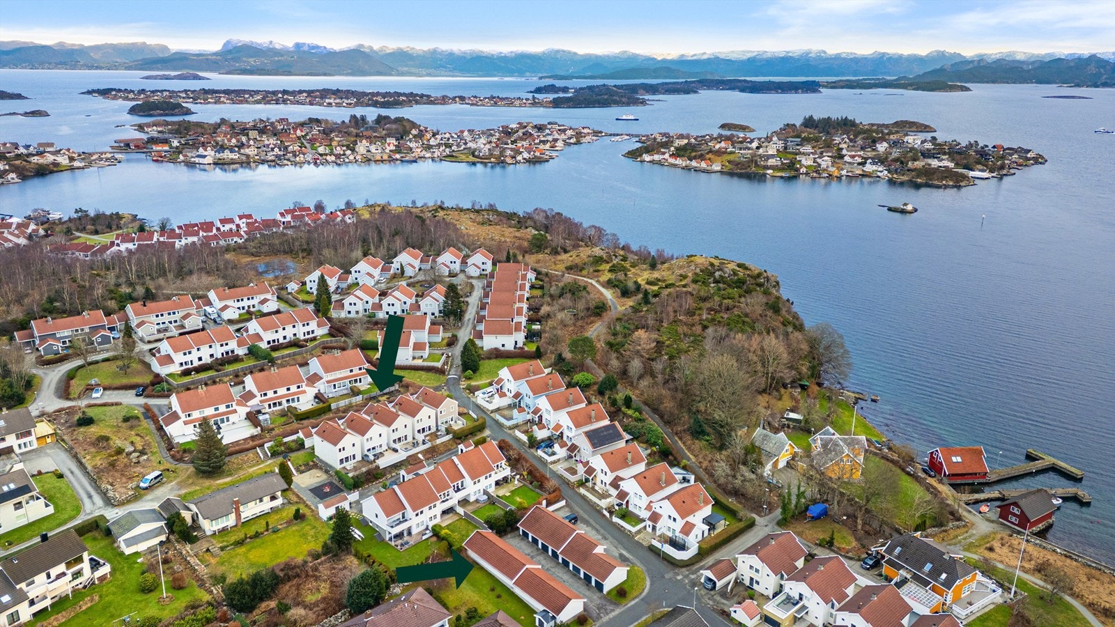 Boligen har en barnevennlig og fin beliggenhet i et etablert boligområde på Hundvåg, med kort vei til sjø. Parkering i garasje like ved boligen. Galleribilde