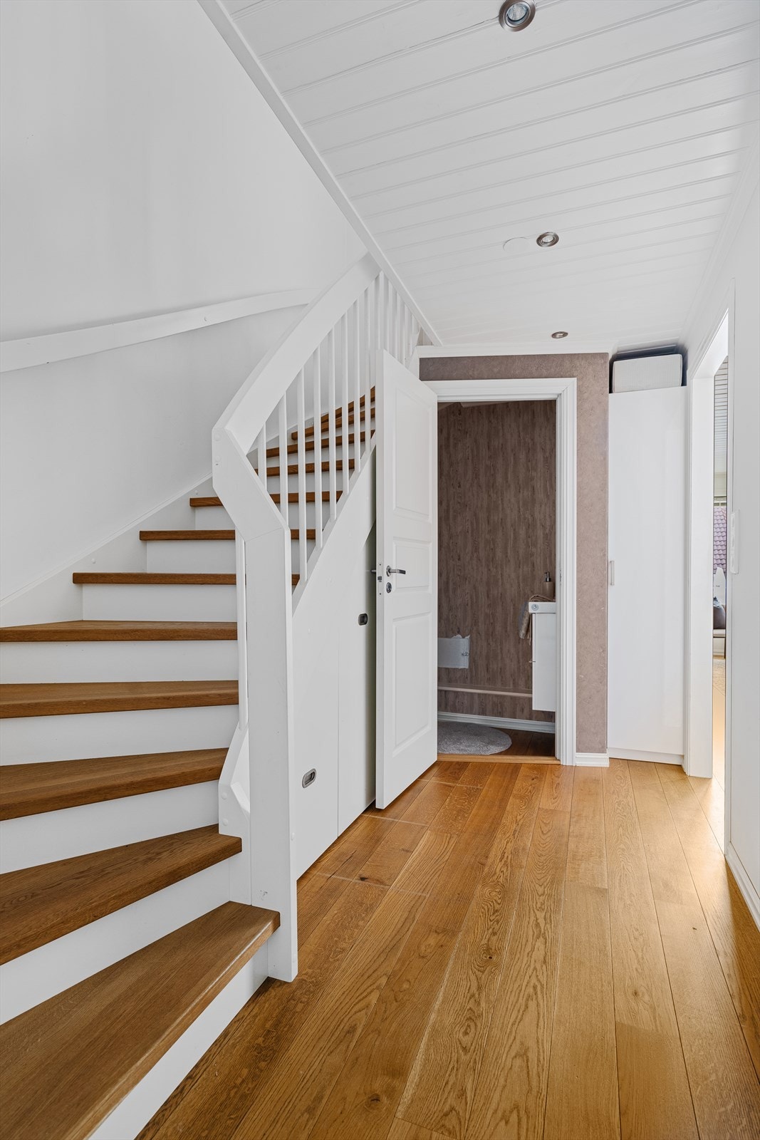 hovedetasjen har man entré, gjestewc, kjøkken og stue med utgang til terrasse. I 2.etg er det 3 soverom, kontor og bad. Galleribilde