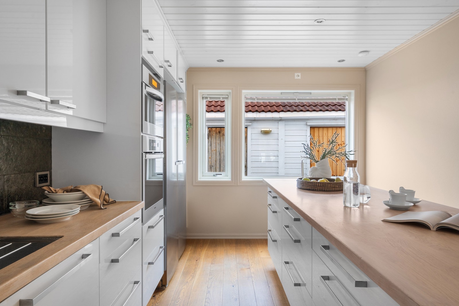 Det er meget bra med oppbevaring i skuffer og skap, god arbeidsplass på benk samt spiseplass på benk. Stort vindu over benk som gir godt lysinnslipp og utsikt mot inngangsparti. Galleribilde