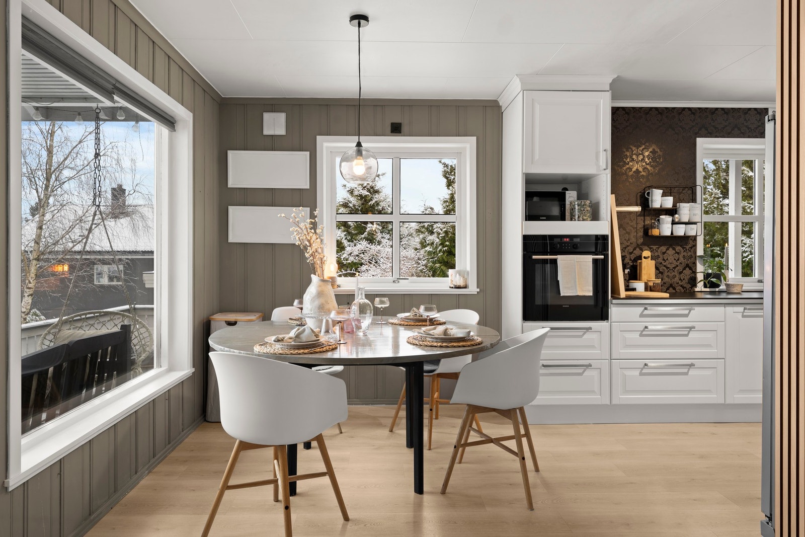 Spiseplass i direkte tilknytning til kjøkken som skaper en fin sosial sone. Galleribilde