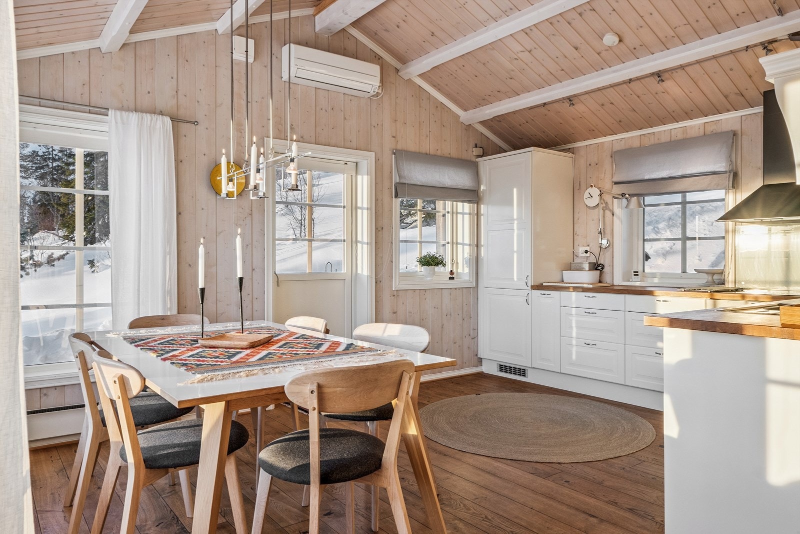 Kjøkken med integrerte kjøle/fryseskap. Varmepumpe og utgang til terrasse. Galleribilde