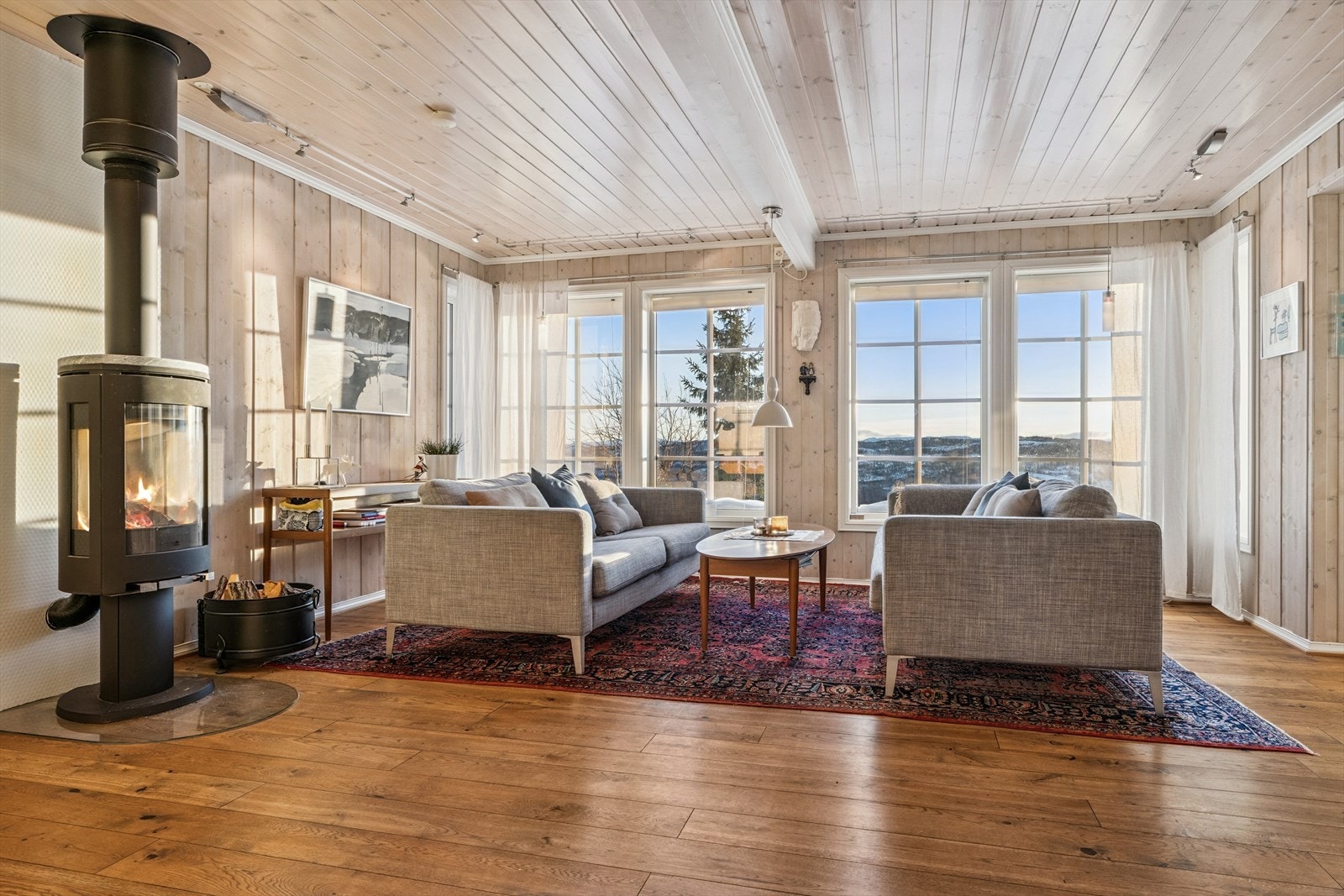 Stue ved vedovn som gir god varme. Galleribilde