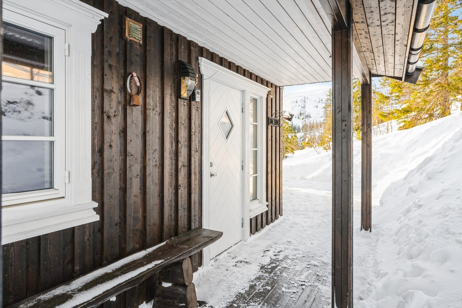 Det er bygd terrasse som på baksiden av boligen. Galleribilde
