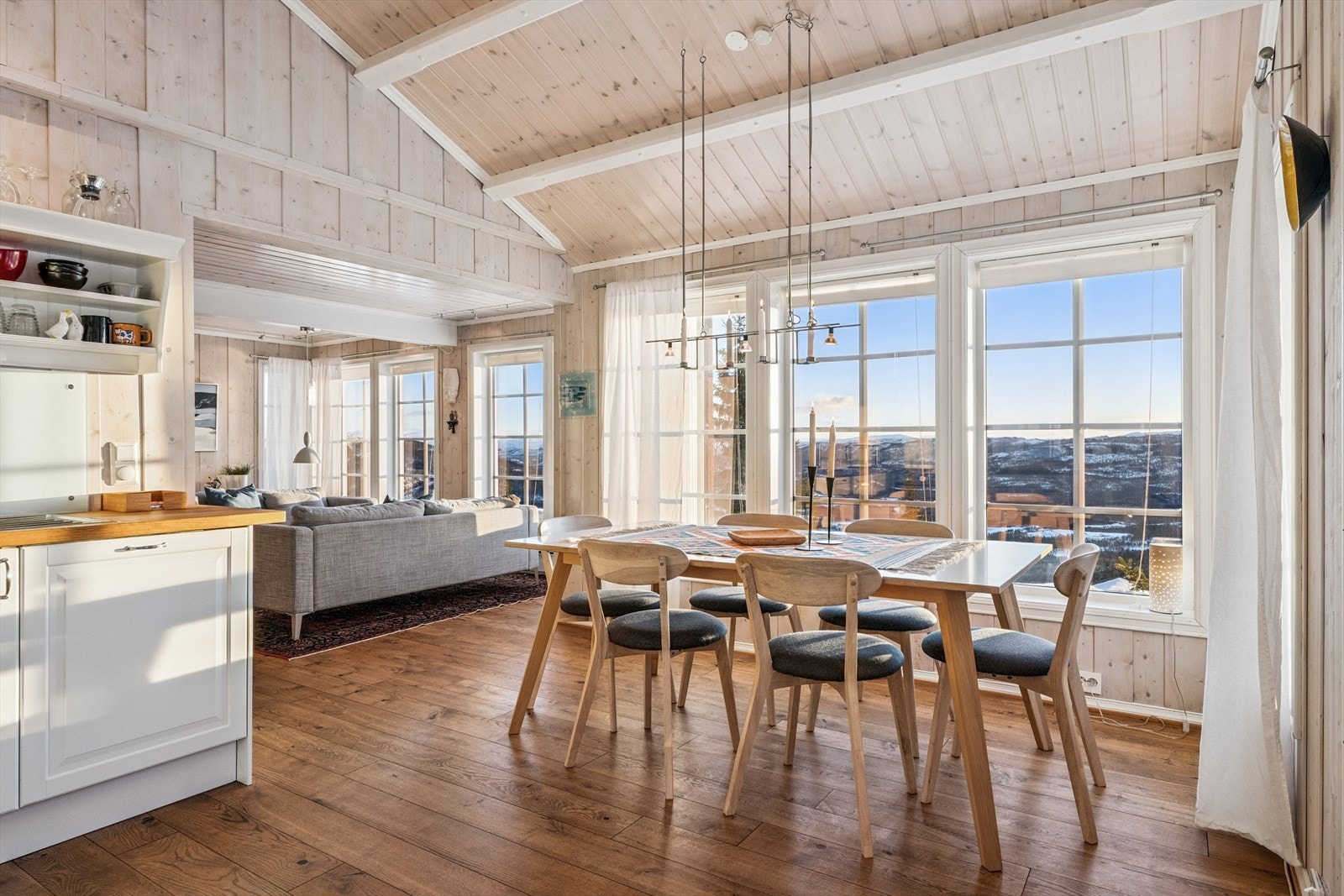 Kjøkken med store vinduer og bra utsikt. Galleribilde