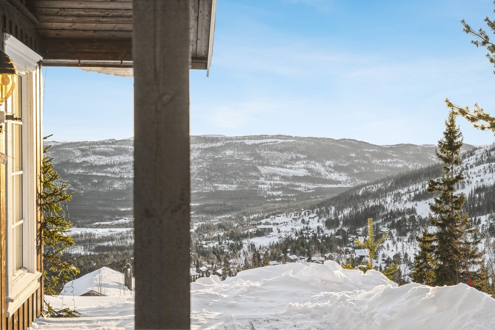 Hytta ligger høyt i terrenget og har bra utsikt mot sør og skianlegget. Galleribilde