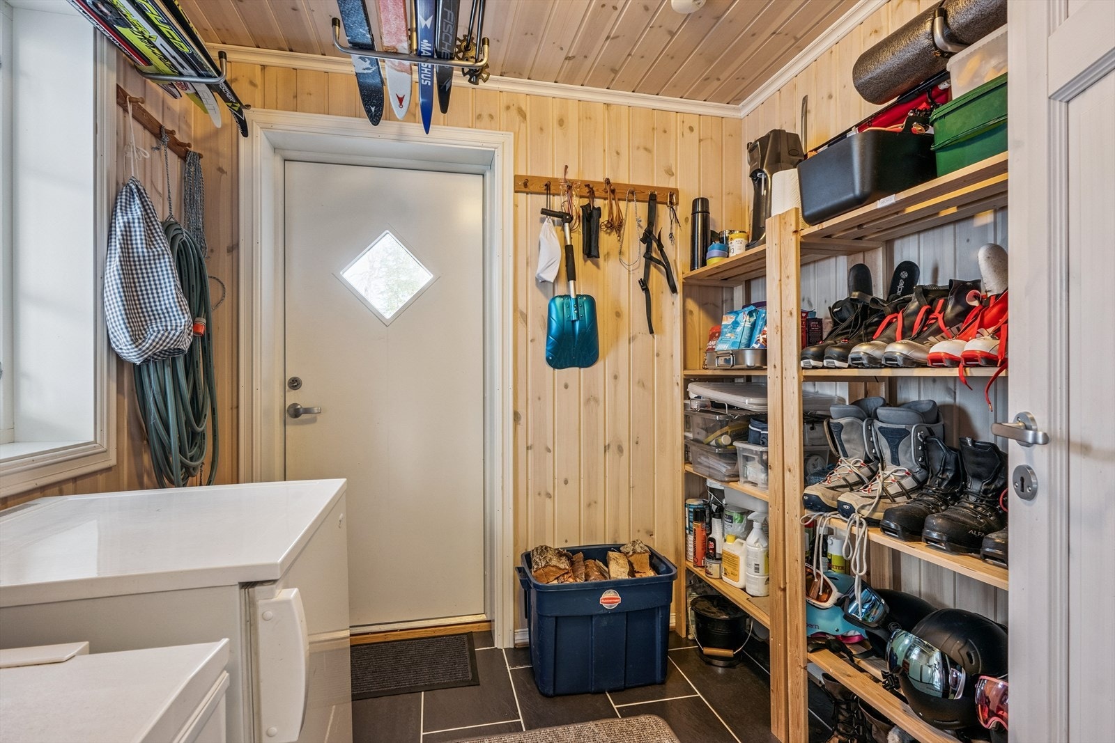 Egen "ski-inngang" til innvendig bod gir perfekte forhold for oppbevaring av skiutstyr og ytterklær. Galleribilde