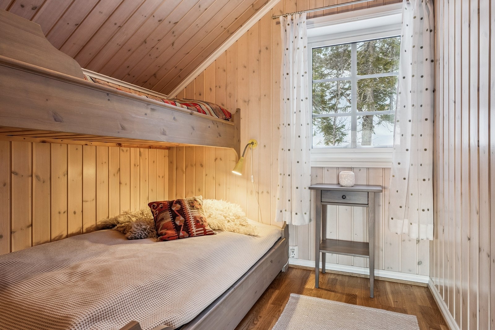 Soverom 1 av 2 i 2.etasje. Galleribilde