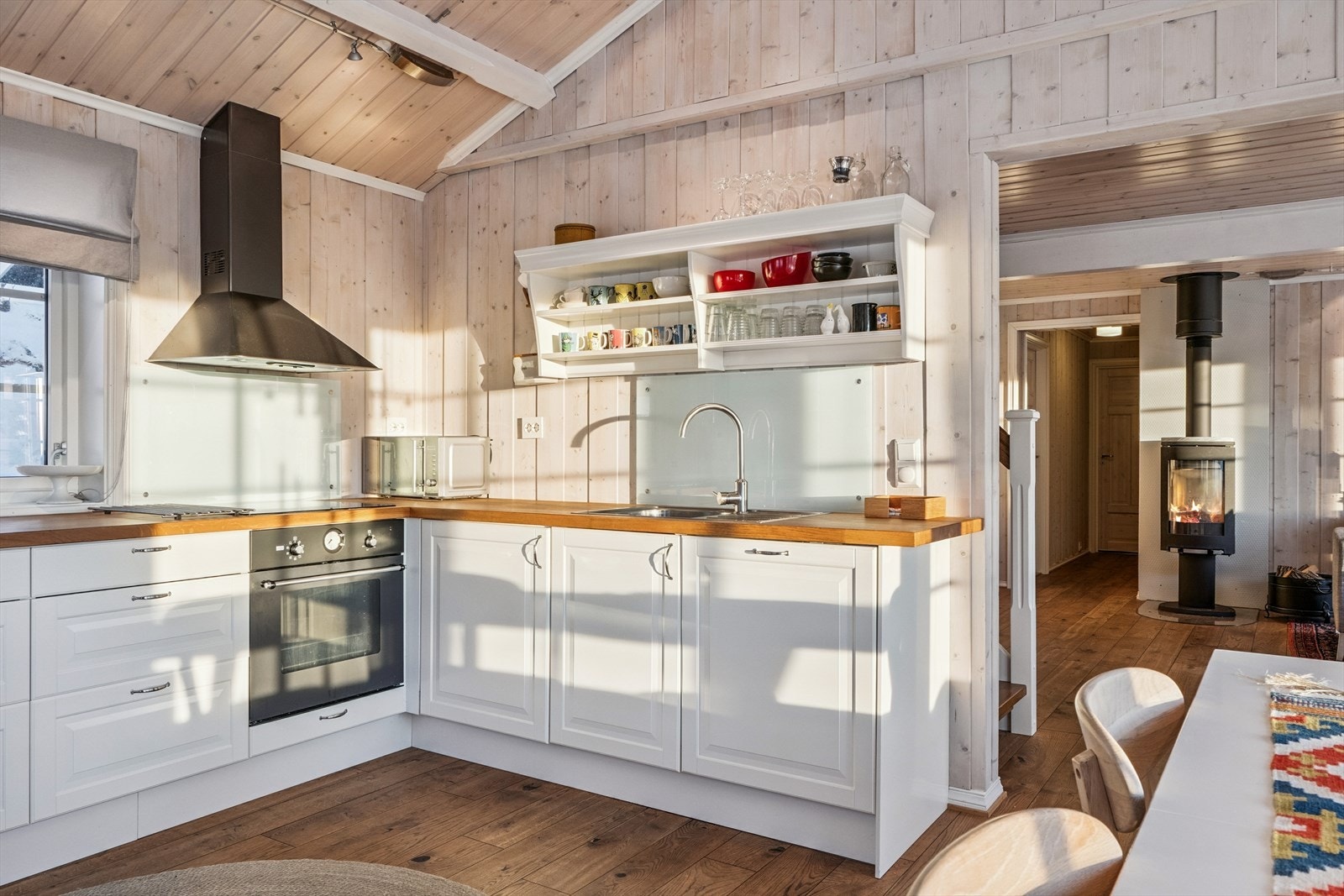 Kjøkken med integrerte hvitevarer. Galleribilde