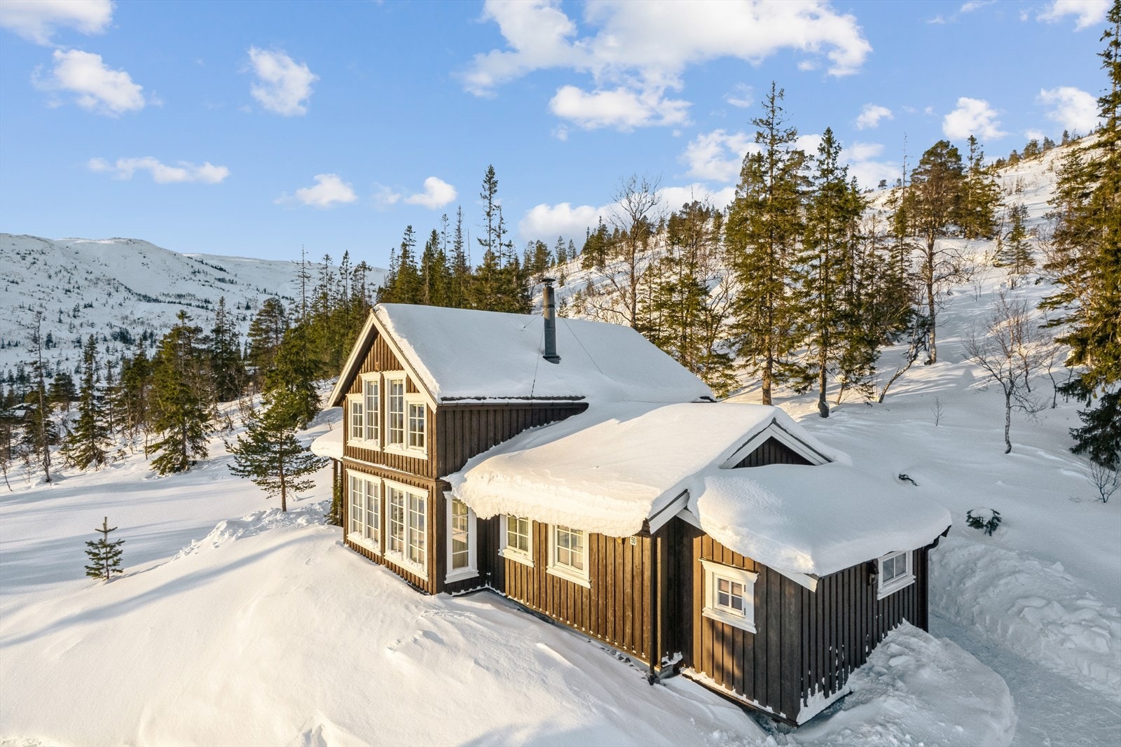 Her kan man spenne på seg skiene å gå rett opp på fjellet. Galleribilde