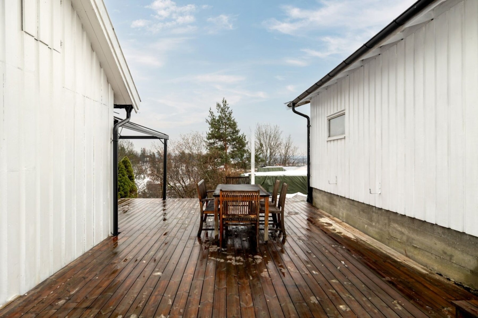 Eiendommen byr på flotte og varierte uteplasser med flere hyggelige balkonger samt en stor og romslig terrasse med flott utsikt. Galleribilde