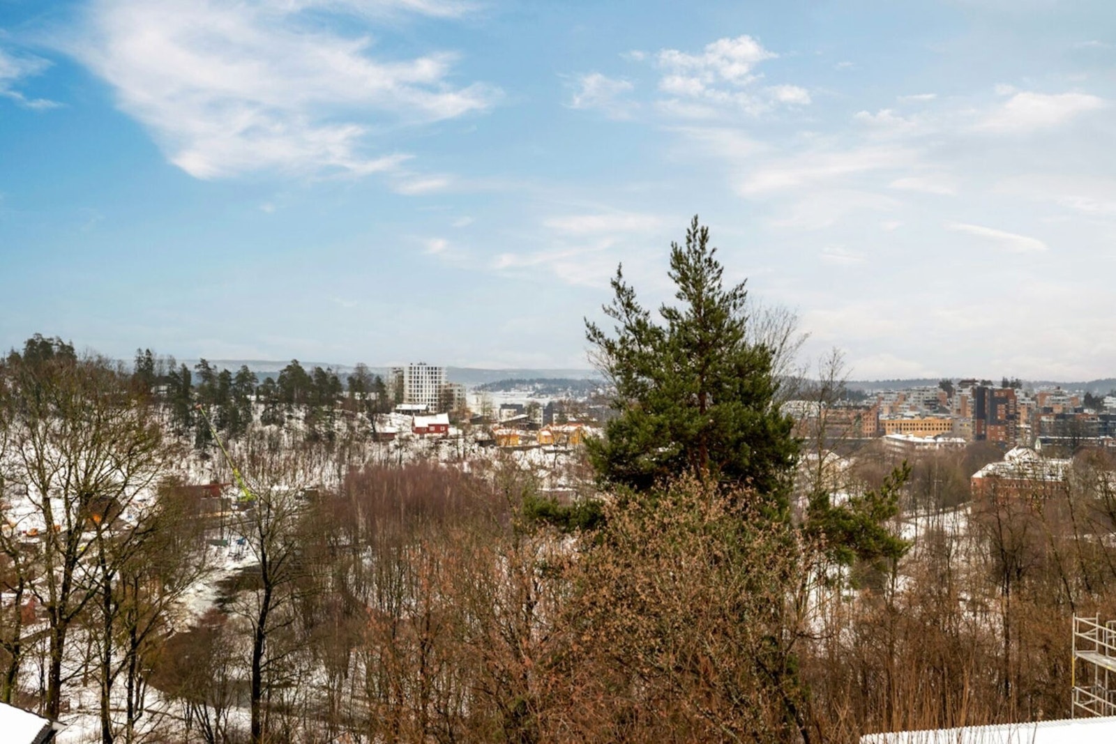 Tomten er på over 1 mål med flott utsikt til grønne omgivelser. Galleribilde