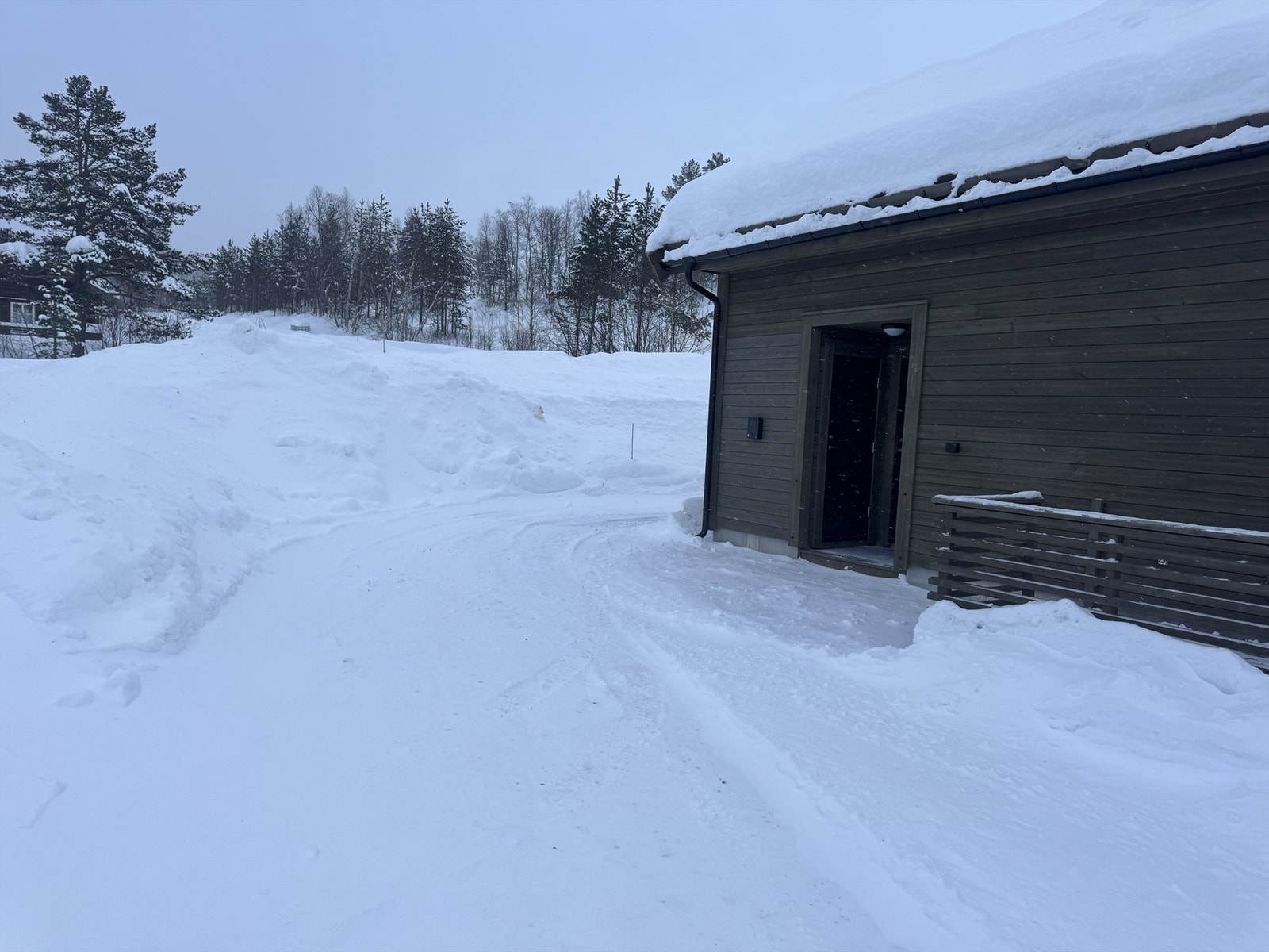 Inngangsparti med utvendig sportsbod. Galleribilde