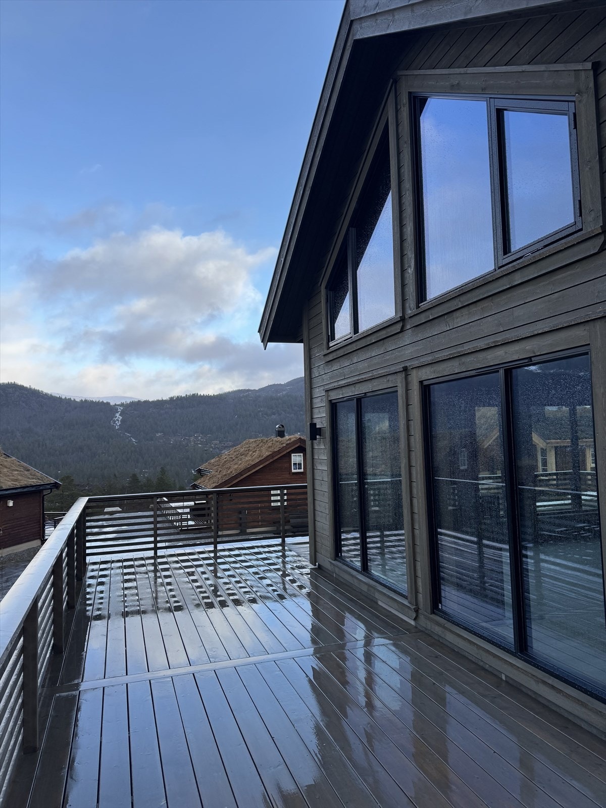 Utvendig fra den ferdigstilte hytten. Galleribilde