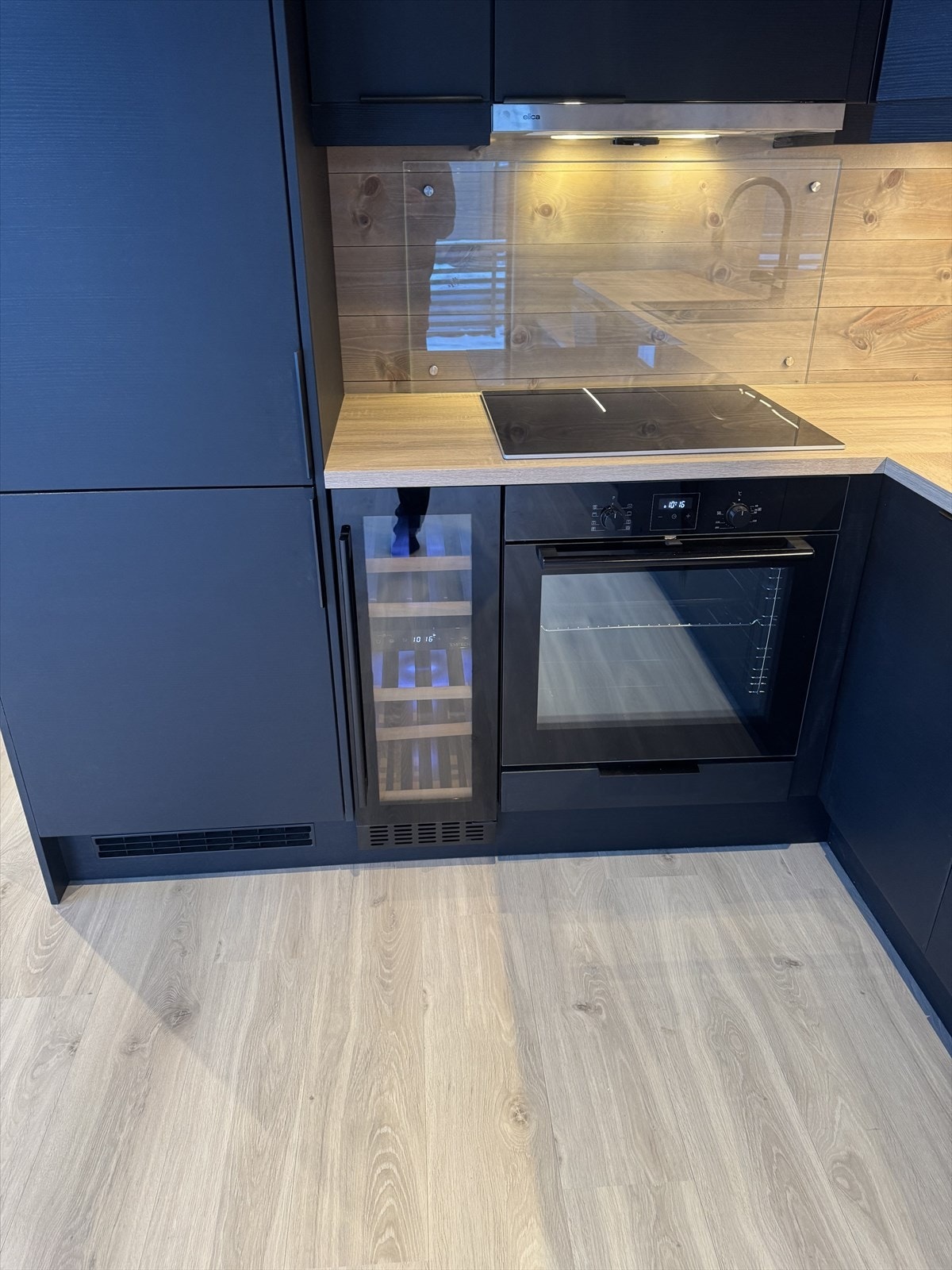 Det medfølger et lekkert vinskap. Galleribilde