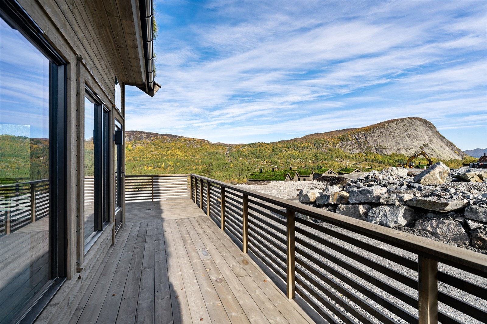 Verandaen strekker seg langs hytten slik at du får utnyttet alle hyggelige kroker. Galleribilde