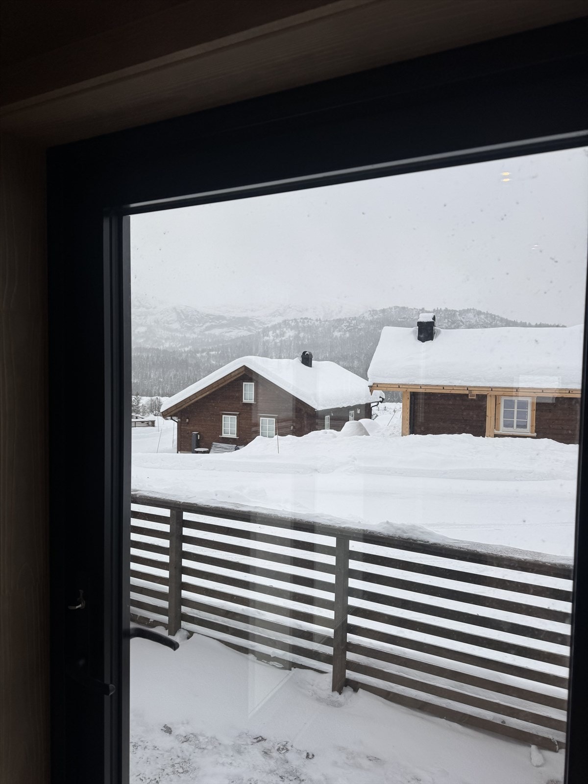 Flott utsyn fra stuen med snøkledde omgivelser. Galleribilde