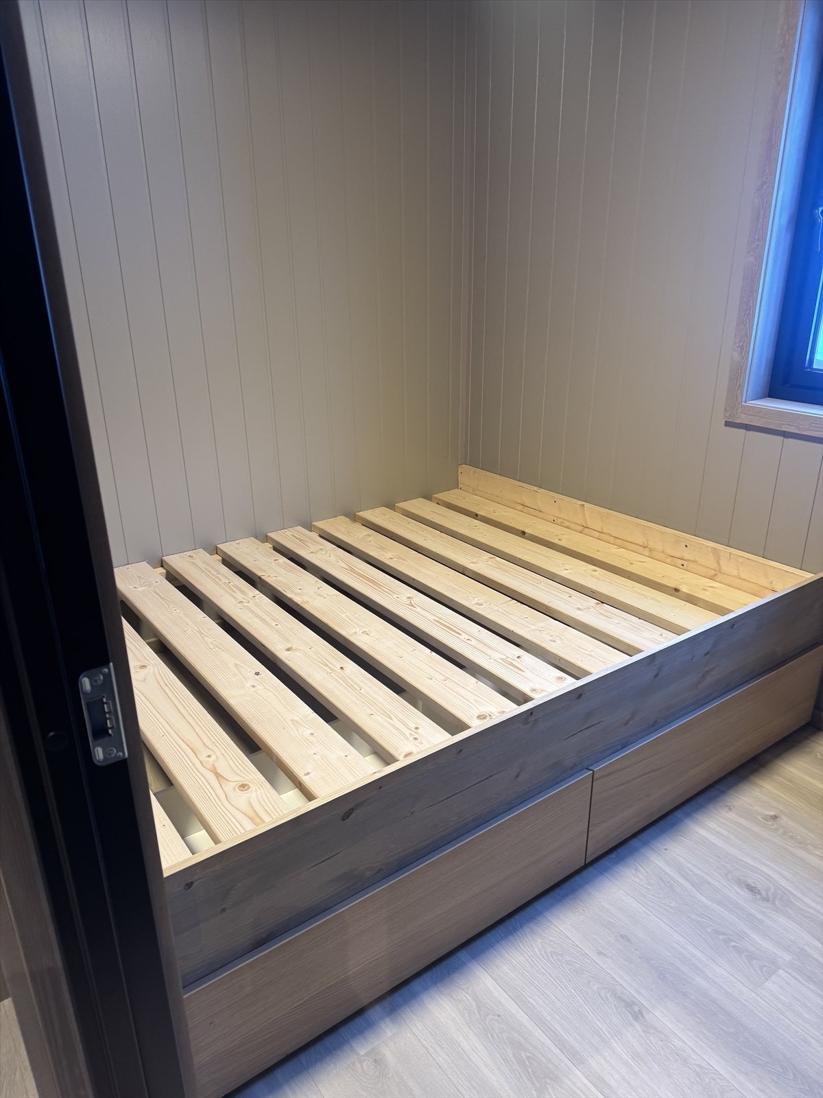 I 1. etasje finner du et soverom med 160 cm plassbygd seng med skuffer. Galleribilde