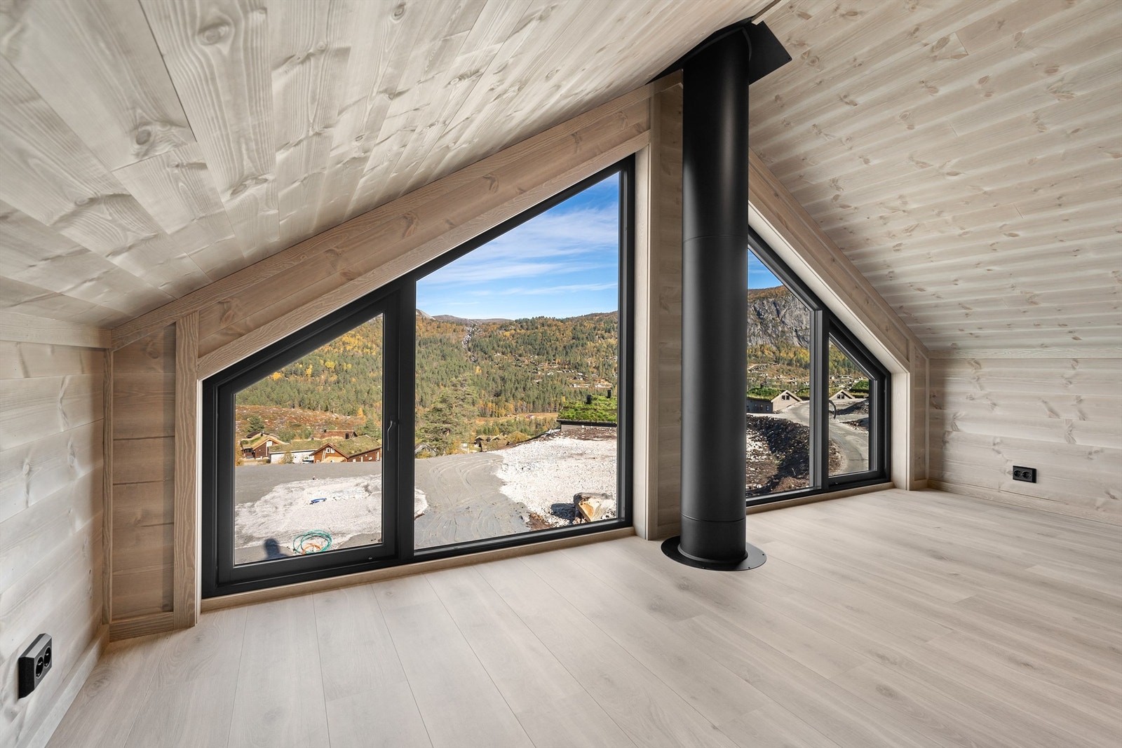 Flotte vinduer som går i stil med resten av bebyggelsen, og som gir godt med lysinnslipp. Galleribilde