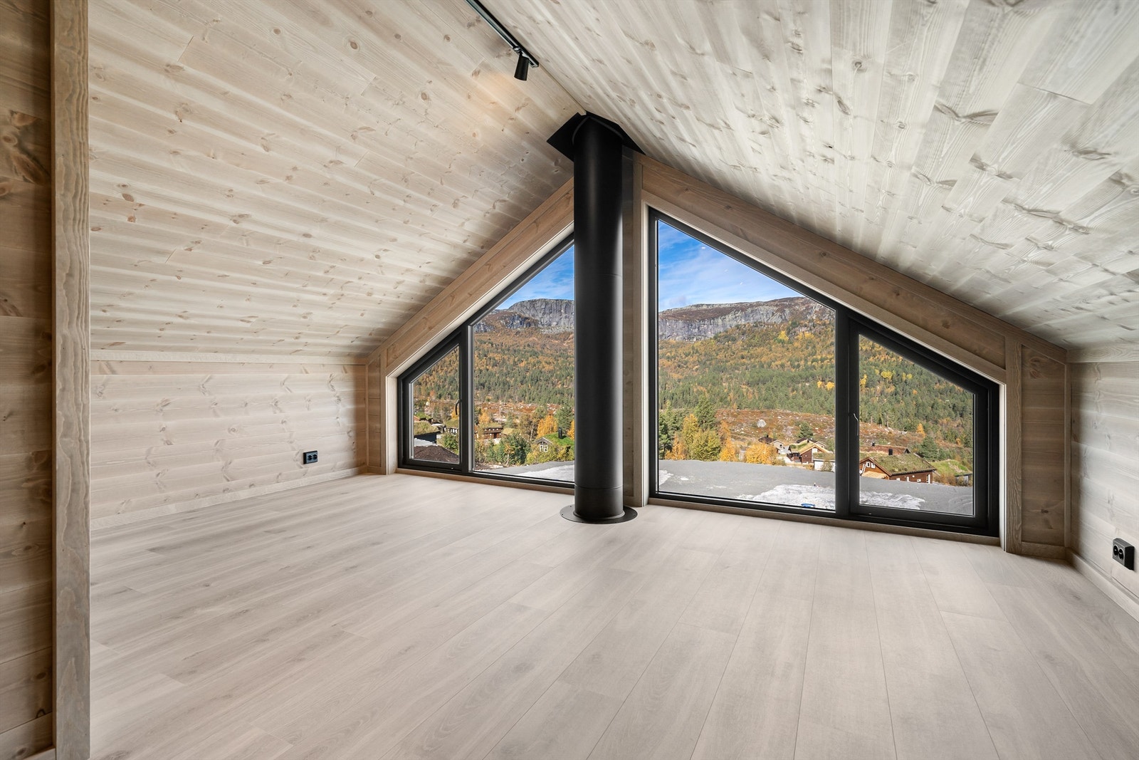 Flott loftsrom som passer ypperlig til barneavdeling eller til tv-stue!. Galleribilde